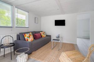 a living room with a couch and a table at Résidence confortable au calme quartier St Marceau in Orléans