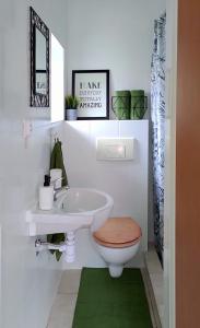 een badkamer met een witte wastafel en een toilet bij Apartamenty Amarel in Stegna