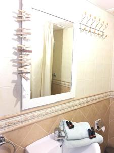 フエンヒロラにあるApartamento Fuengirola centroのバスルーム(洗面台、鏡付)