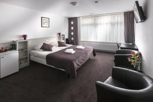 Een bed of bedden in een kamer bij Hotel de Gaaper