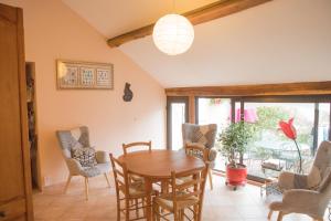 a dining room with a table and chairs at Passage de la Fontaine in La Guerche-sur-lʼAubois