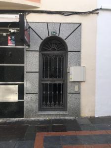 フエンヒロラにあるApartamento Fuengirola centroの建物側の黒い扉
