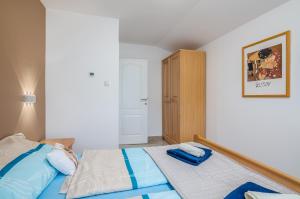 Łóżko lub łóżka w pokoju w obiekcie Apartment Dragica Čižići