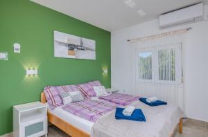 sypialnia z łóżkiem i ręcznikami w obiekcie Apartment Dragica Čižići w mieście Čižići