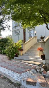 um edifício com escadas e um gato sentado em cima dele em Villa Sapi em Arcisate