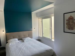 Un pat sau paturi într-o cameră la T3 Bis - 4 Etoiles Rooftop et Vue Mer - Bellevue Biarritz