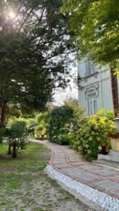 une passerelle dans un parc à côté d'un bâtiment dans l'établissement Villa Sapi, à Arcisate