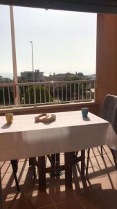 una mesa en una habitación con vistas a un edificio en MOJACAR, en Mojácar