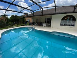 una piscina con pergolato sopra di essa di Vacation Homes of Orlando Area a Orlando