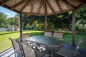 Φωτογραφία από το άλμπουμ του All Decked Out - Secluded getaway near beach access σε Holland +43 φωτογραφίες