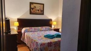 Un dormitorio con una cama y dos lámparas y un cuadro. en El chalet del Mar, en Chiclana de la Frontera 27 fotos más