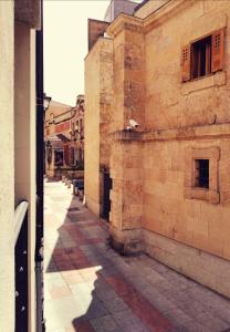 una calle vacía en un edificio antiguo en La casa de Tentenecio en Salamanca