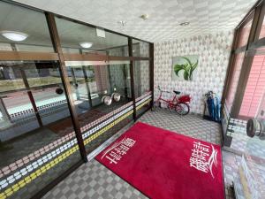 um quarto com um tapete vermelho e um tapete vermelho em Iso Tokei - Vacation STAY 61898v em Kanayama