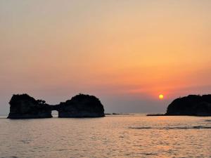 金山にあるIso Tokei - Vacation STAY 61909vの海上の岩石の夕日