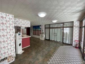 金山にあるIso Tokei - Vacation STAY 61909vのキッチン、キッチン付きの広い客室です。