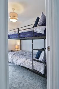 Våningssäng eller våningssängar i ett rum på Cozy Cribs near Zipworld, Dare Valley Bike Park, Pen-y-fan & Four Waterfalls Walk