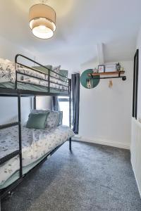 En eller flere køyesenger på et rom på Cozy Cribs near Zipworld, Dare Valley Bike Park, Pen-y-fan & Four Waterfalls Walk