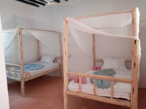 Zimmer mit 2 Etagenbetten in einem Zimmer in der Unterkunft New Iddi Villa in Jambiani