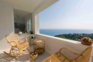 a balcony with chairs and a view of the ocean at anaera in Pelekas