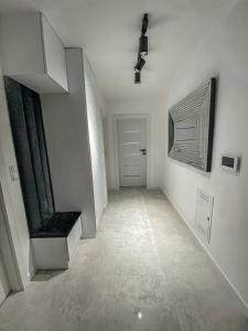 un couloir vide avec un escalier dans une maison dans l'établissement NADJEZIORNA LUX 2, à Ełk
