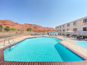 een groot zwembad voor een gebouw bij Quality Inn Kanab National Park Area in Kanab