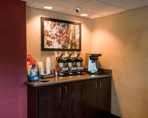 Příslušenství pro přípravu čaje a kávy v ubytování Red Roof Inn PLUS+ Chicago - Naperville