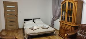 Posteľ alebo postele v izbe v ubytovaní Apartament Niebieski