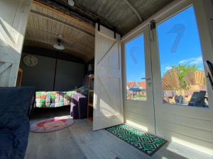 eine Tür zu einem Spielhaus mit Blick auf ein Schlafzimmer in der Unterkunft De Ganz in Grafhorst