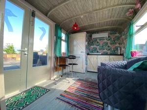 een woonkamer met een bank en een stoel in een bus bij De Ganz in Grafhorst