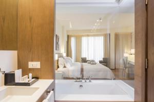 Letto o letti in una camera di O Monot Boutique Hotel Beirut