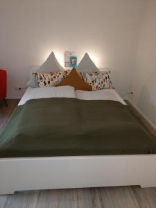 een slaapkamer met een groot bed in een kamer bij Claar Ferienwohnung Lindau Bodensee in Lindau