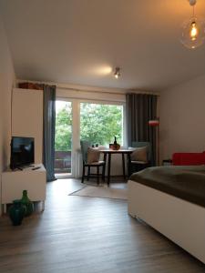 1 dormitorio con 1 cama y 1 mesa con TV en Claar Ferienwohnung Lindau Bodensee en Lindau