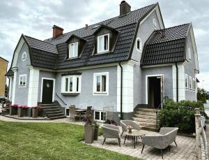 una casa con un tavolo e sedie di fronte di Hotell Apladalen i Värnamo a Värnamo