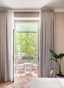 1 dormitorio con ventana y patio con mesa en Hotel Noel Jerusalem en Jerusalem