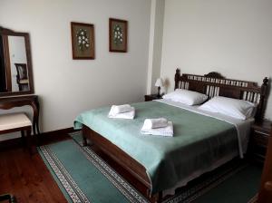A bed or beds in a room at Meterizi Guesthouse