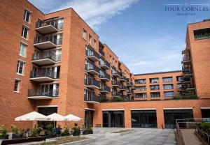ceglany budynek z parasolami przed nim w obiekcie Gdańsk Old Town - Apartment No 97 w Gdańsku