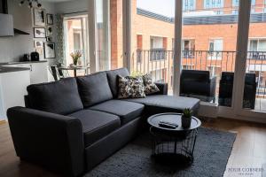 salon z kanapą i stołem w obiekcie Gdańsk Old Town - Apartment No 97 w Gdańsku