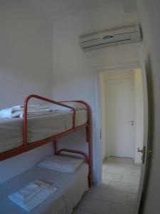 Itaca Residence Marsala في مارسالا: غرفة بسريرين بطابقين وممر