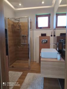 Koupelna v ubytování Nowoczesne domki z kominkami, sauną i fotelem masującym Bayamo, Lucca, Hawana I i Hawana II