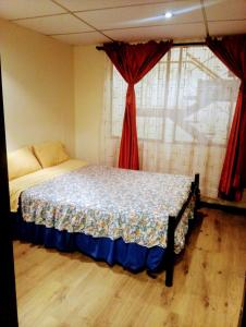 A bed or beds in a room at Casa de Huéspedes Tu Parada en Cuenca