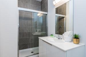 a bathroom with a sink and a shower at Wonderful New Studio close to Mount Royal By Den Stays in Montréal +14 photos