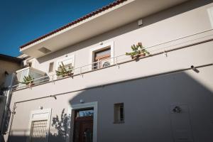 un edificio blanco con macetas en el balcón en B&B La Piazzetta en Pompei