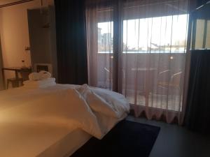 Rúm í herbergi á BLOOM Boutique Hotel & Lounge Basel