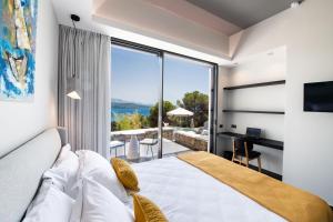 Postel nebo postele na pokoji v ubytování Ionian Grand Villas - Villa Estella