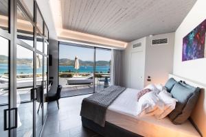 Postel nebo postele na pokoji v ubytování Ionian Grand Villas - Villa Estella