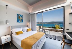 Postel nebo postele na pokoji v ubytování Ionian Grand Villas - Villa Estella