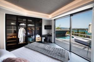 Postel nebo postele na pokoji v ubytování Ionian Grand Villas - Villa Estella
