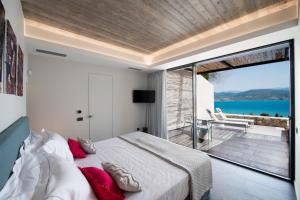 Postel nebo postele na pokoji v ubytování Ionian Grand Villas - Villa Estella