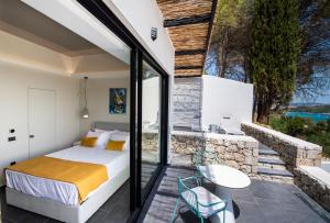 Postel nebo postele na pokoji v ubytování Ionian Grand Villas - Villa Estella