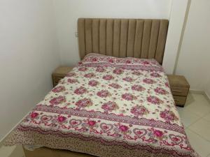 杰迪代Beautiful Apartment with Ocean View. Vue sur Ocean的一张床上有粉红色和白色的被子